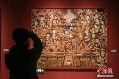 江西省美术馆“丝路回望·瓷上中国——釉色里的敦煌”特展吸引参观者